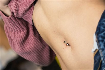 Dziļā mikrodermālā pīrsinga caurduršana “VeAn Tattoo” studijā