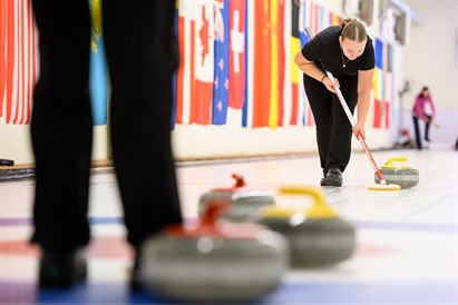 Kērlinga apmācība draugiem Rīgā