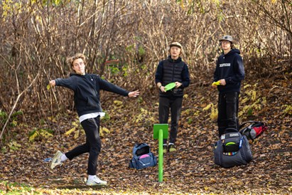 Disku golfs ģimenei – brīvdabas atpūta Mežaparkā vai Zaķusalā