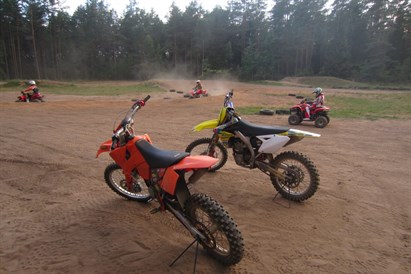 Apmācības braukšanā ar krosa motociklu vai kvadraciklu