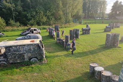Taktiskais peintbola piedzīvojums ar dūmu granātām
