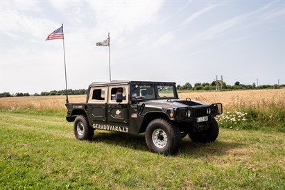 Bezceļu brauciens ar agresīvo HUMMER H1 