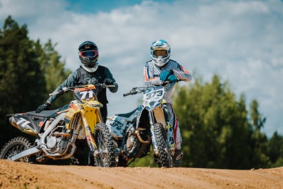 Aizraujošs brauciens ar krosa motociklu diviem