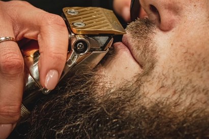 Bārdas korekcija vīriešu frizētavā „Beren Barbershop”