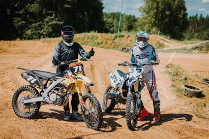 Piedzīvojums diviem ar krosa motociklu
