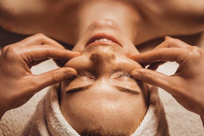 Mitrinoša sejas ādas un dekoltē zonas masāža