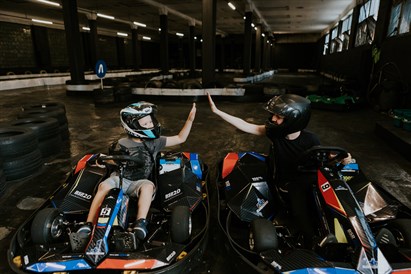 Dāvanu karte braucieniem ar jaudīgiem elektrokartingiem “GUNSnLASERS”