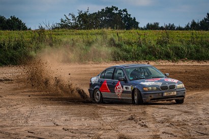 Sporta BMW vadīšana grants seguma trasē