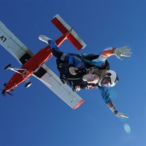 Tandēma lēciens ar izpletni no 4000 metru augstuma Limbažos