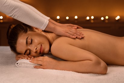 Relaksējoša muguras masāža ar brūkleņu eļļu