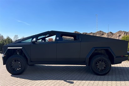 Vadi pats TESLA CYBERTRUCK pa Rīgas ielām