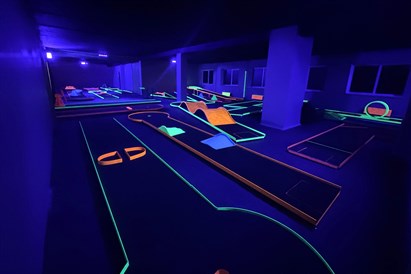 Minigolfa spēle tumsā – spilgts piedzīvojums bērniem “Play4score”