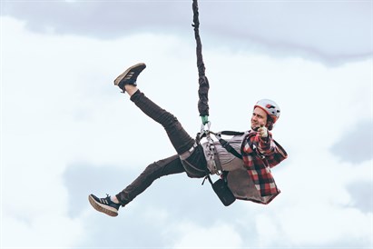 “Ropejumping” solo lēciens no Slokas papīrfabrikas torņa