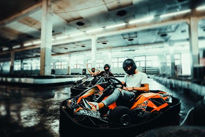 Jautra izklaide “GUNSnLASERS”