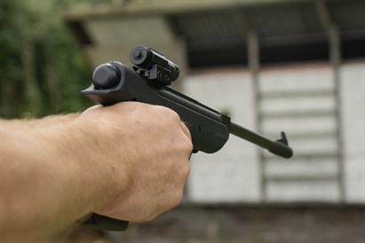 Šaušana ar pneimatiskajām šautenēm un pistolēm 