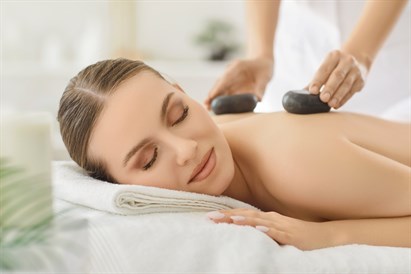 Ājurvēdas karsto akmeņu masāža