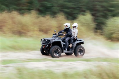 Brauciens ar divvietīgo kvadriciklu meža takās