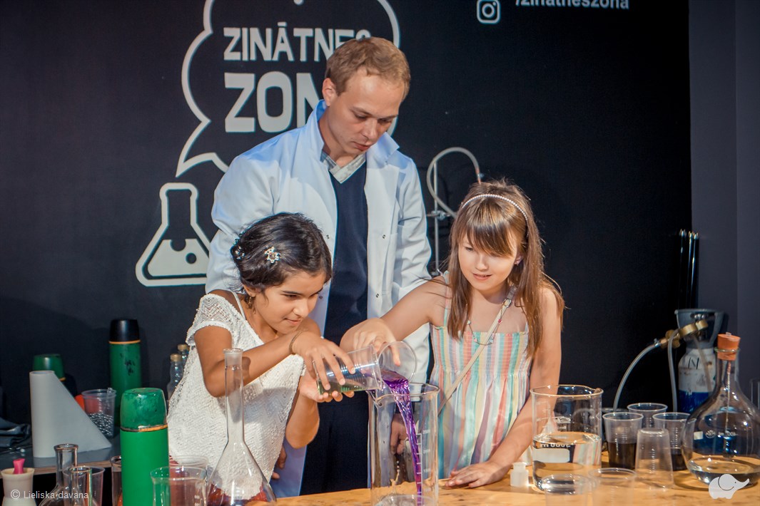 Zinātniskā teātra apmeklējums ģimenei