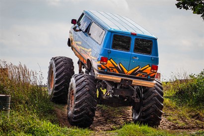 Sēdies pie stūres un izmēģini MONSTER BUS vadīšanu