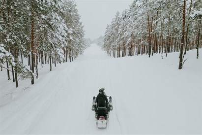 Ziemas burvība uz sniega motocikla