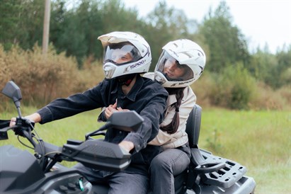 Randiņš ar divvietīgo kvadriciklu meža takās