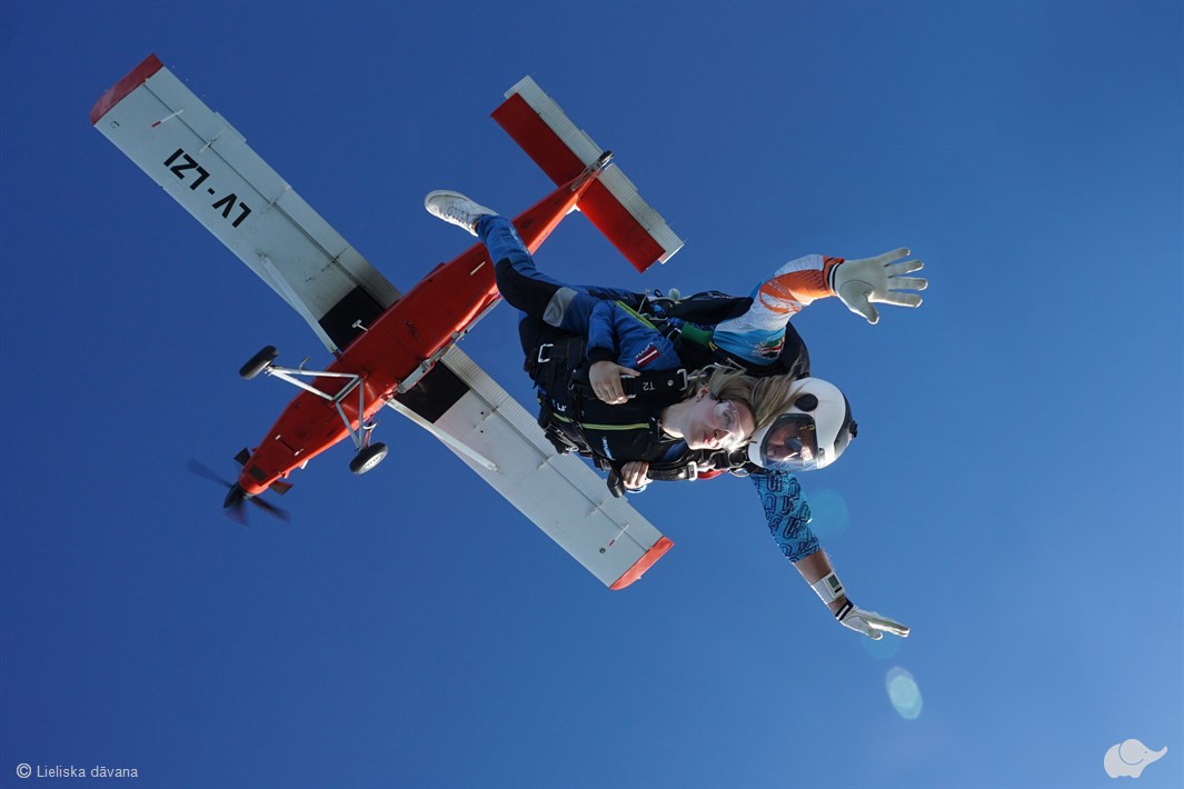 Tandēma lēciens ar izpletni no 4000 metru augstuma Limbažos