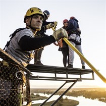 “Fall in Love” lēciens diviem no Slokas papīrfabrikas torņa un VIDEO