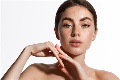 Dziļi mitrinošā “Neotiva” biorevitalizācija ar izteiktu liftingu