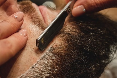 Matu griezums un bārdas korekcija vīriešu frizētavā "Beren Barbershop"