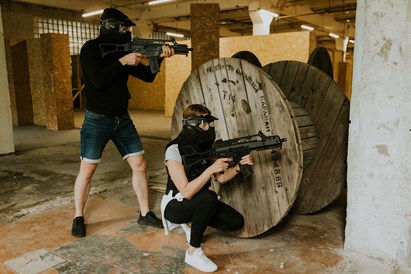 Aizraujoša atpūta izklaides parkos “GUNS n LASERS”