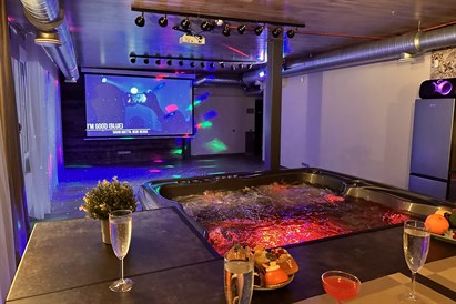 Baseins un ekskluzīva kino nakts 4 personām “Skyhouse SPA Cinema”