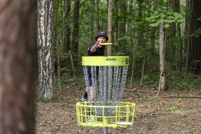 Disku golfa spēle “airBaltic Disc Golf Park” Mežaparkā