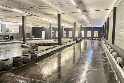 Brauciens ar jaudīgiem elektrokartingiem