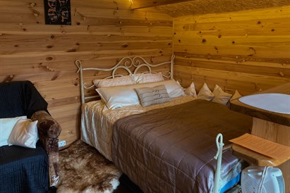 Pastaiga pa sajūtu taku un nakšņošana mazajā mājiņā “Starp debesīm un zemi”