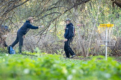 Disku golfa spēle diviem – aizraujoša atpūta dabā