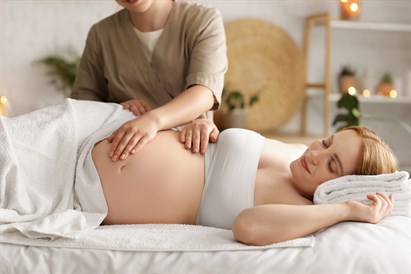 Sertificētas vecmātes radīta M.ŌM Oksitocīna masāža grūtniecēm un jaunajām māmiņām