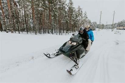 Ziemas burvība uz sniega motocikla