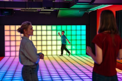 Izklaide “Catch Pixel” interaktīvo spēļu parkā 