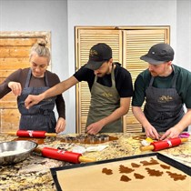 Sirsnīga piparkūku cepšanas meistarklase darbnīcā “Makss un Morics”