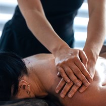 Dziļi atslābinoša muguras un pēdu aromamasāža