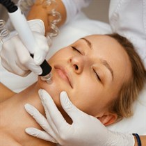 Kombinētā sejas tīrīšana: Ultraskaņa, vakuums un mehāniskā metode