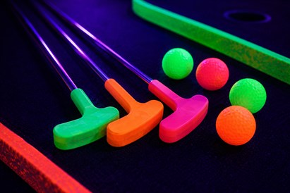Bērnu ballīte ar telpu svinībām un neona minigolfu 