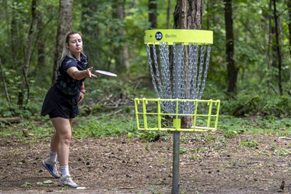 Disku golfa spēle “airBaltic Disc Golf Park” Mežaparkā