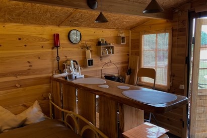 Pastaiga pa sajūtu taku un nakšņošana mazajā mājiņā “Starp debesīm un zemi”