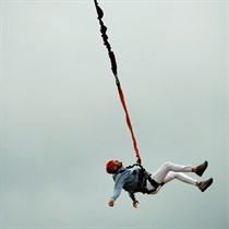 Privāts pasākums ar lēcienu no 47 m augstuma un atmiņu VIDEO 