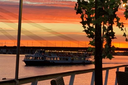 Romantiskais saulrieta kruīzs pa Daugavu līdz Jūras vārtiem 2 personām 