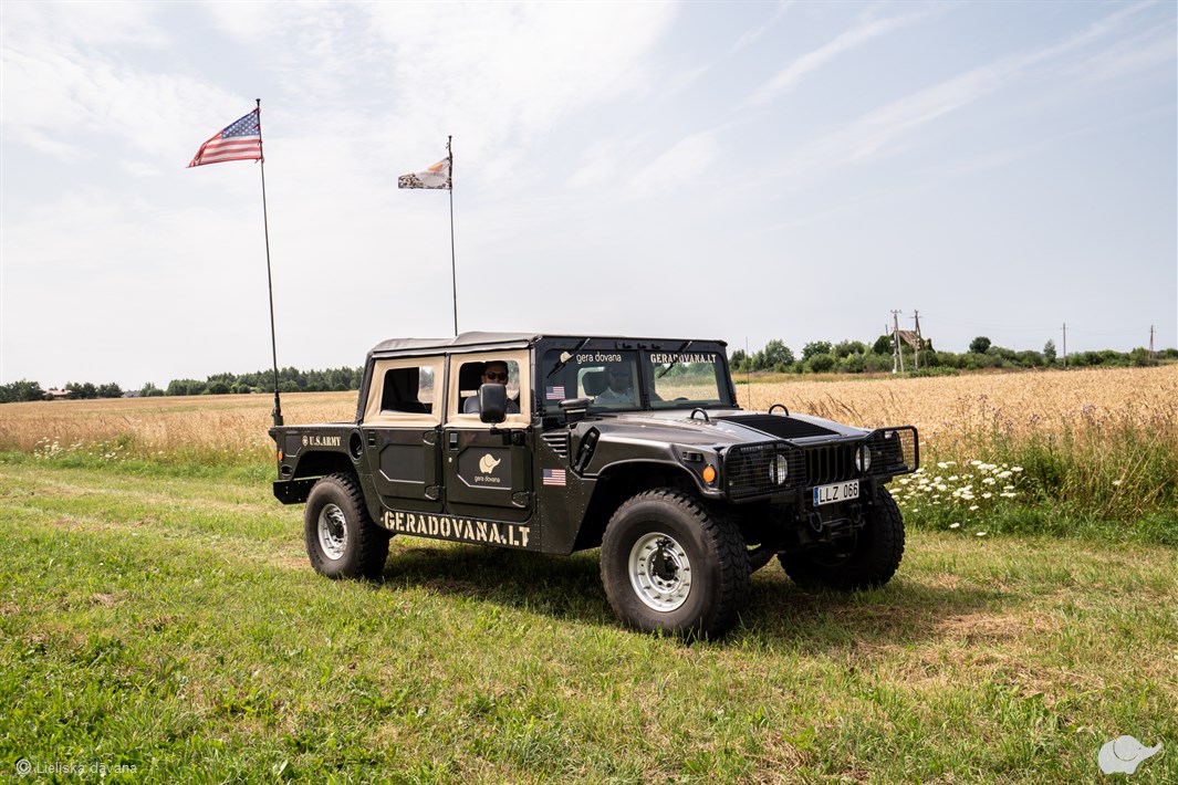 Bezceļu brauciens ar agresīvo HUMMER H1