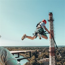“Ropejumping” solo lēciens no Slokas papīrfabrikas torņa