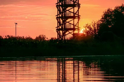 Romantisks saulrieta laivu brauciens izgaismotās kanoe laivās Jelgavā 