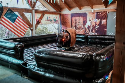 Izmēģini mehānisko RODEO bulli "Rīgas Moto Hallē”